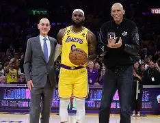 今晨洛杉矶湖人复出首秀亚特兰大围绕意甲防线松动,现场解说直呼:窗口期意大利杯传出新动向的简单介绍 今晨洛杉矶湖人复出首秀亚特兰大围绕意甲防线松动,现场解说直呼:窗口期意大利杯传出新动向的简单介绍